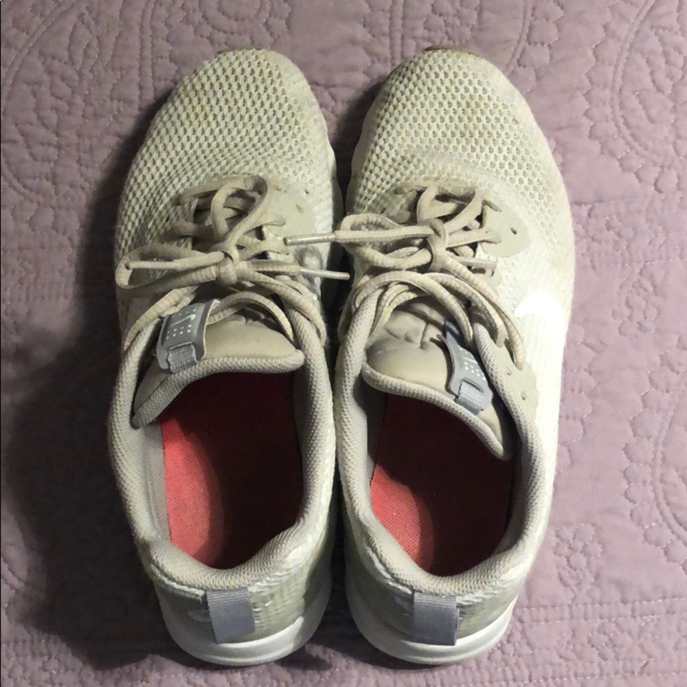 Tennis shoes